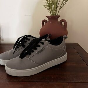 Heely’s grey and black with grey roller shoe size youth 5 like new condition